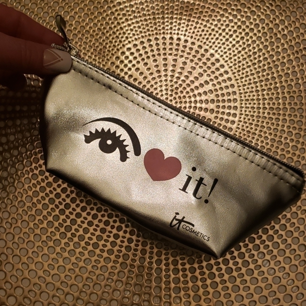 It cosmetics makeup bag.